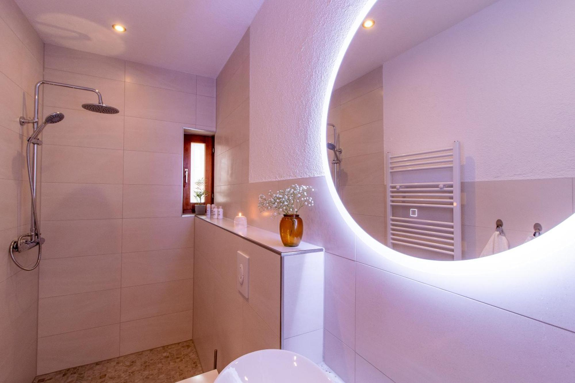 Stilvolles City-Apartment I Netflix I Wlan L Stellplatz I Zentral Schwarzenberg  Esterno foto
