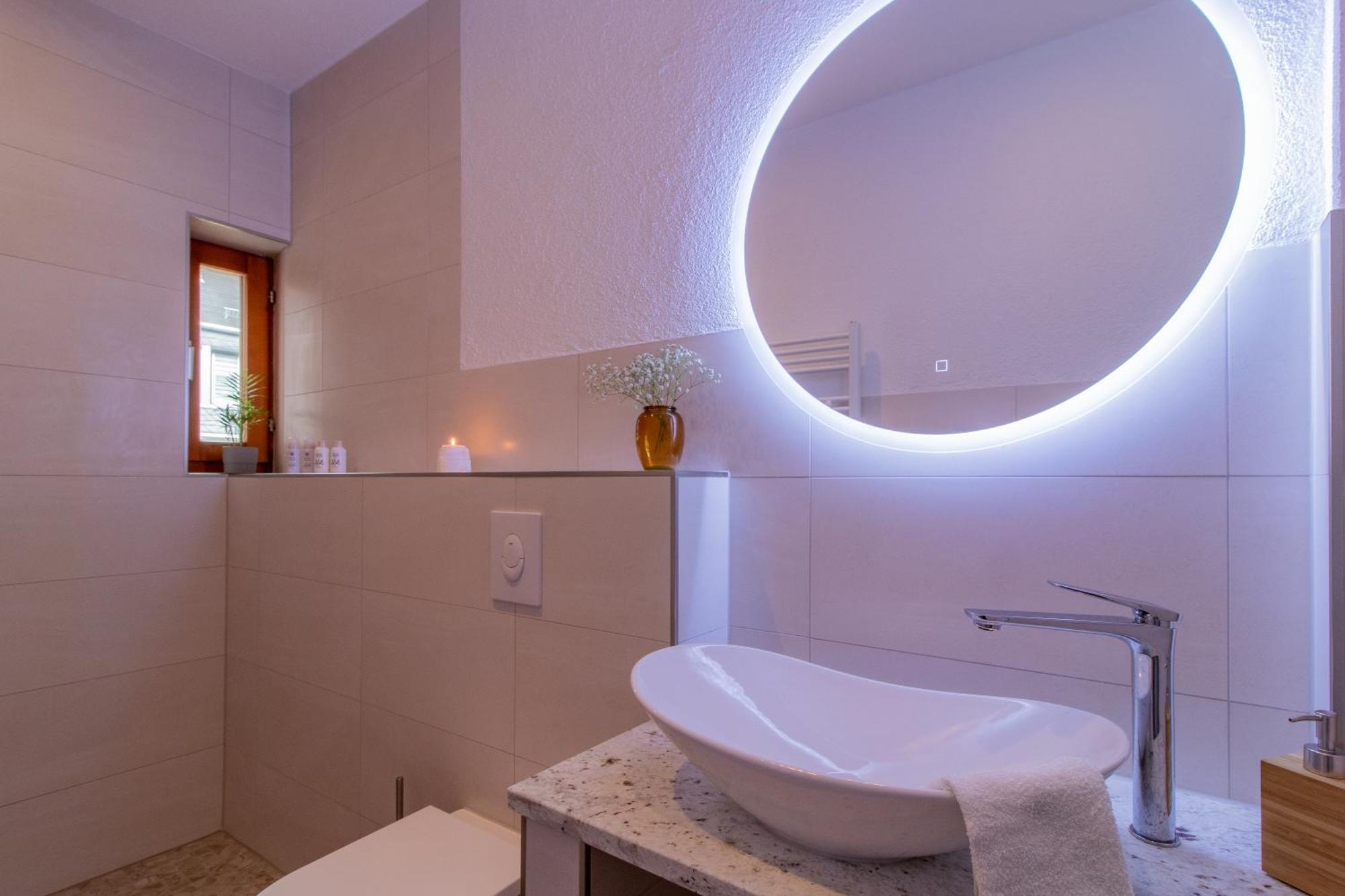 Stilvolles City-Apartment I Netflix I Wlan L Stellplatz I Zentral Schwarzenberg  Esterno foto